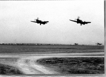 79th-FG-P-40s-in-flight.-Richards-Hoffman-collection-via-Hogue-and-Whittenberg