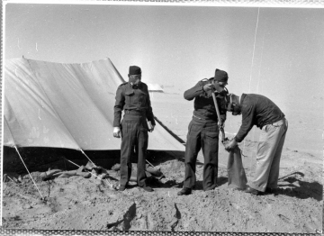 79th-FG-personnel-filling-sandbags.-Richards-Hoffman-collection-via-Hogue-and-Whittenberg