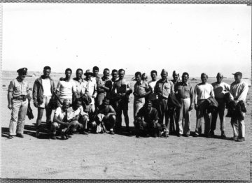 79th-FG-personnel-in-desert.-Richards-Hoffman-collection-via-Hogue-and-Whittenberg