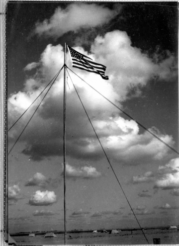 US-flag-at-LG-174-Egypt-1942.-Richards-Hoffman-collection-via-Roy-Hogue-and-Montie-and-Ron-Whittenberg