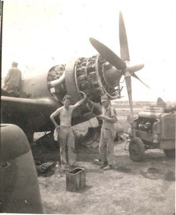 86th-FS-Ground-Crew-working-on-P-47-engine.-Lloyd-T.-Good-collection-via-Laurie-Olds