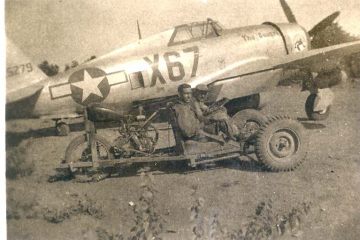 86th-FS-P-47-X67-possibly-named-The-Square-with-ground-crew.-Lloyd-T.-Good-collection-via-Laurie-Olds