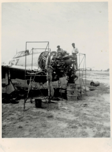86th-FS-P-47-undergoing-engine-maintence-by-unidentifed-men.-Lloyd-T.-Good-collection-via-Laurie-Olds