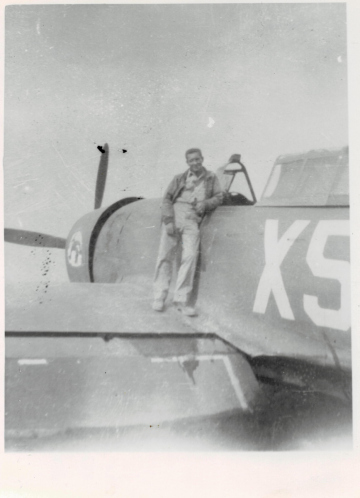 86th-FS-P-47-with-unidentified-man.-Lloyd-T.-Good-collection-via-Laurie-Olds