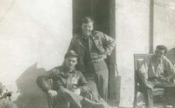 86th-FS-pilots-Roy-A.-Larson-standing-and-Martinus-Dutch-Dys-with-Bennett.-Roy-A.-Larson-collection-via-his-family-Copy