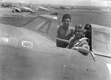 Unidentified-pilot-and-ground-crew-member-with-P-47-likely-86th-FS.-Jack-Renfro-collection-via-Steve-Renfro