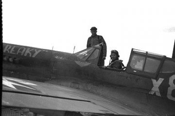 87th-FS-P-40-STREAKY-with-pilot-and-ground-crew.-Basil-Blair-collection-via-Alan-Blair