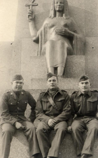 86th-FS-Crew-Chief-Staff-Sgt.-Matthew-Killewald-left-and-buddies.-Matthew-Killewald-collection-via-Brian-Killewald